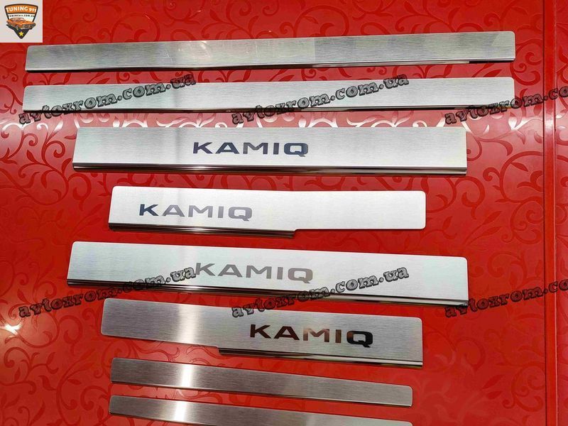 Оновіть вигляд вашого авто: преміум накладки на пороги для Skoda Kamiq (2019+), нержавіюча сталь з логотипом, комплект 8 одиниць.