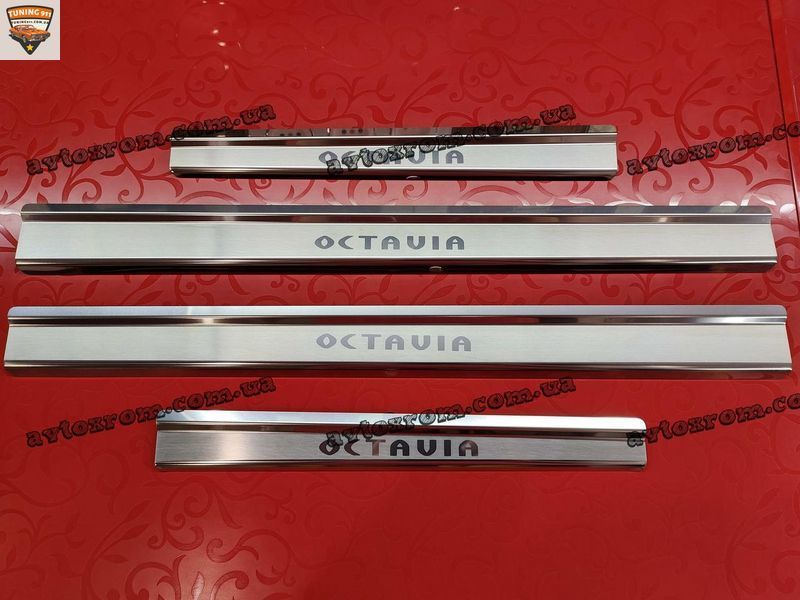 Накладки на пороги для Skoda Octavia A4 Tour (1996-2010) преміум класу, виготовлені з нержавіючої сталі, комплект з 4 одиниць з логотипом.